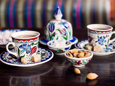 Искусство Востока: роспись керамики с чаепитием