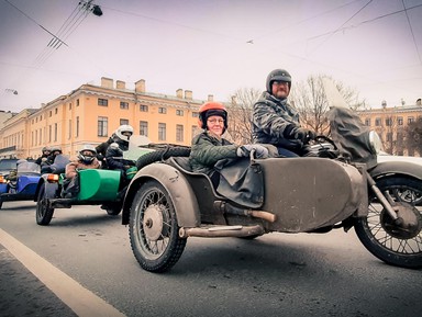 Советский Ленинград: прогулка на ретро-мотоцикле с коляской