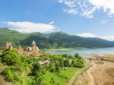 Сердце православной Грузии — Мцхета и замок Ананури, застывший над водой