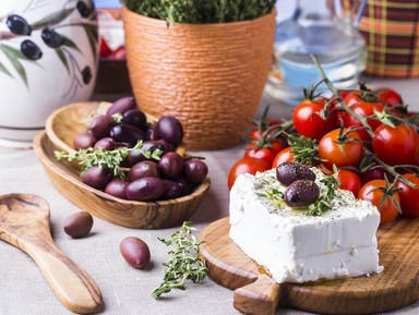 Три кита греческой кухни: хлеб, вино и олива!