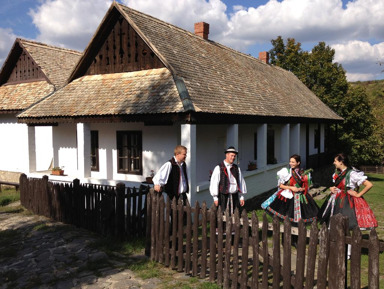 Фольклорная деревня Холлокё и дворец в Гёдёллё