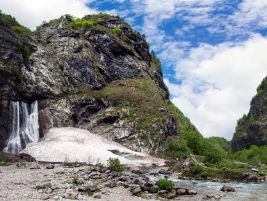 На внедорожниках — к красавице-Рице и великану Гегскому водопаду