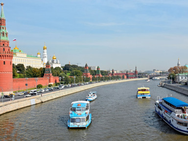 На теплоходе «From Capital To Capital» от «Москва-Сити» до парка «Зарядье»