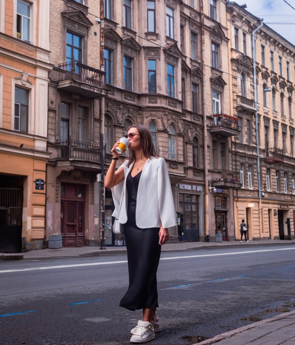 Утренняя прогулка в Петербурге — кофе, двери, дома и атмосфера