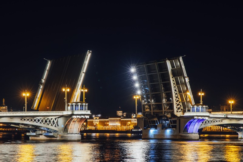 На катере к разведённым мостам Петербурга — через порт