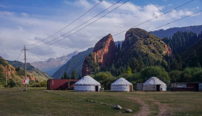 Неделя в Киргизии: отдых на Иссык-Куле, прогулки по горам и ночь в юрте