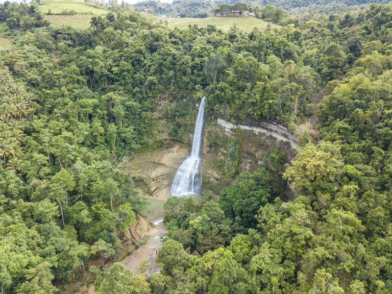 Поездка к живописному водопаду Канумантад