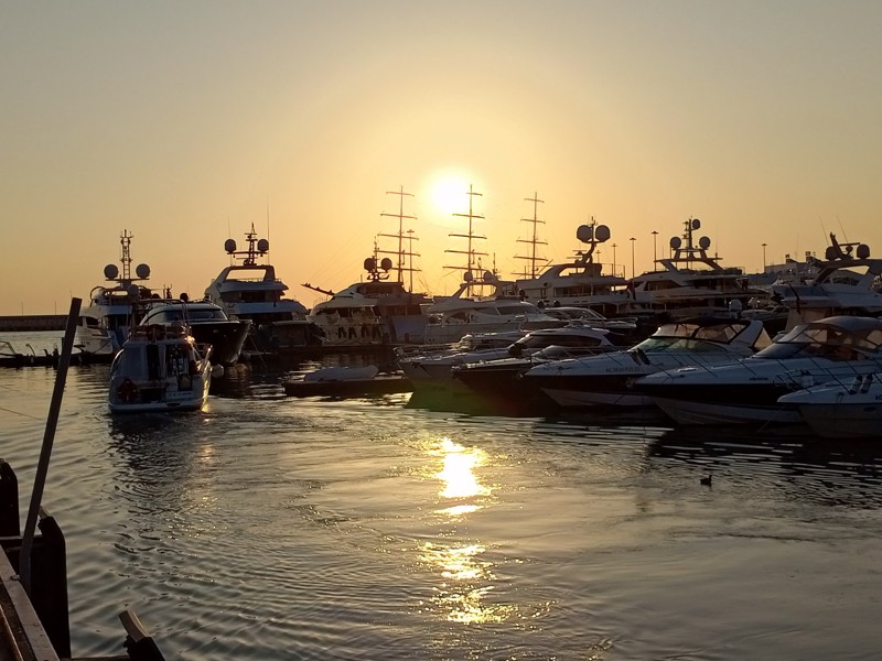 Черноморская dolce vita: встреча заката на роскошной яхте с видом на Сочи и горы