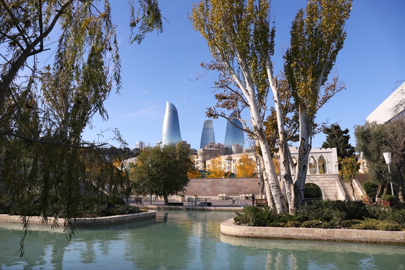 Индивидуальный тур по Азербайджану: контрасты Баку, артефакты «Гобустана» и огни Апшерона