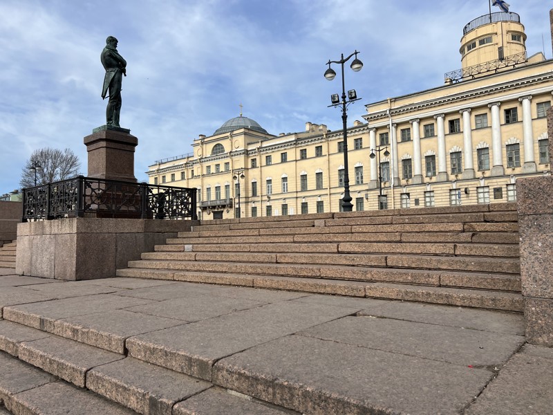 Прогулка по набережной Васильевского острова в Петербурге