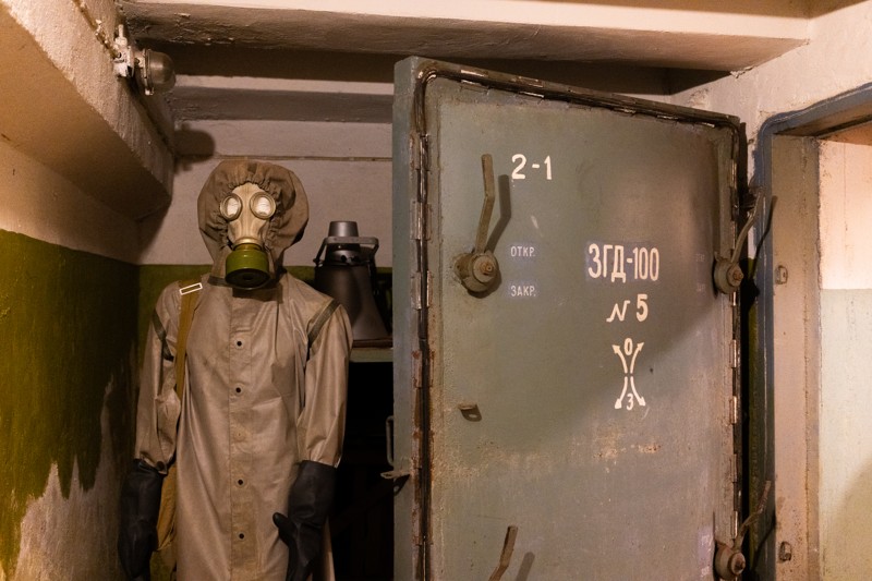 Спуск в подземное противоядерное убежище Петербурга