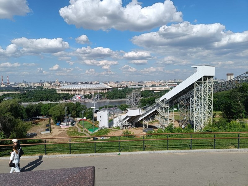 На Воробьёвы горы по эскалаторной галерее