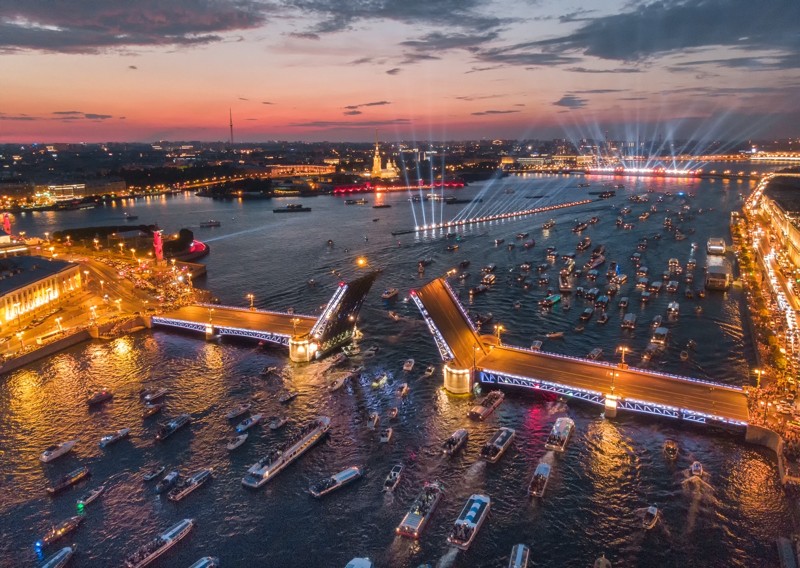 Развод мостов — на катере