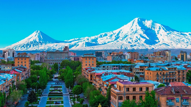 Здравствуй, древний и солнечный Ереван!