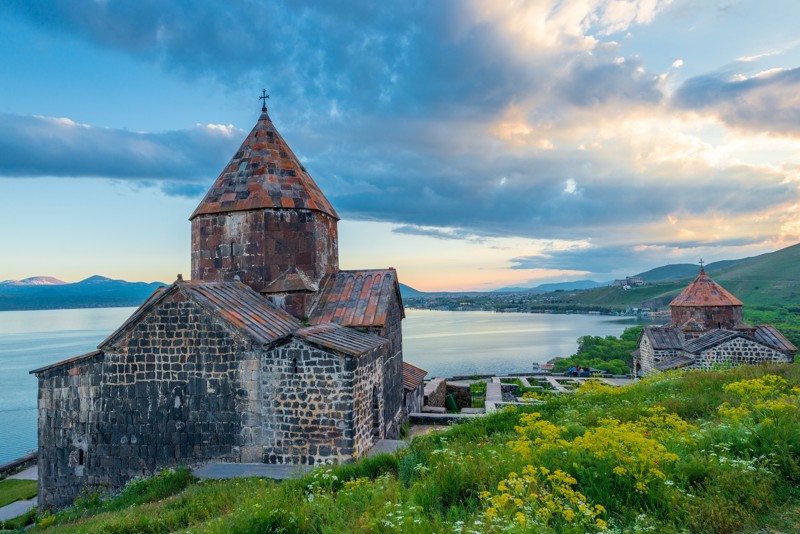 Круиз по озеру Севан и старинные монастыри: путешествие из Еревана