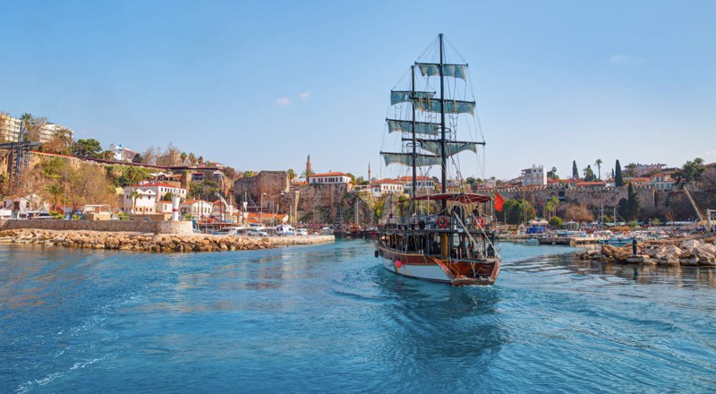 Групповая прогулка на пиратской яхте по Средиземному морю