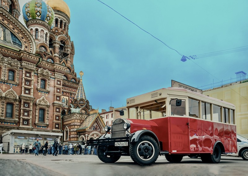 На ретроавтобусе — по центру Петербурга