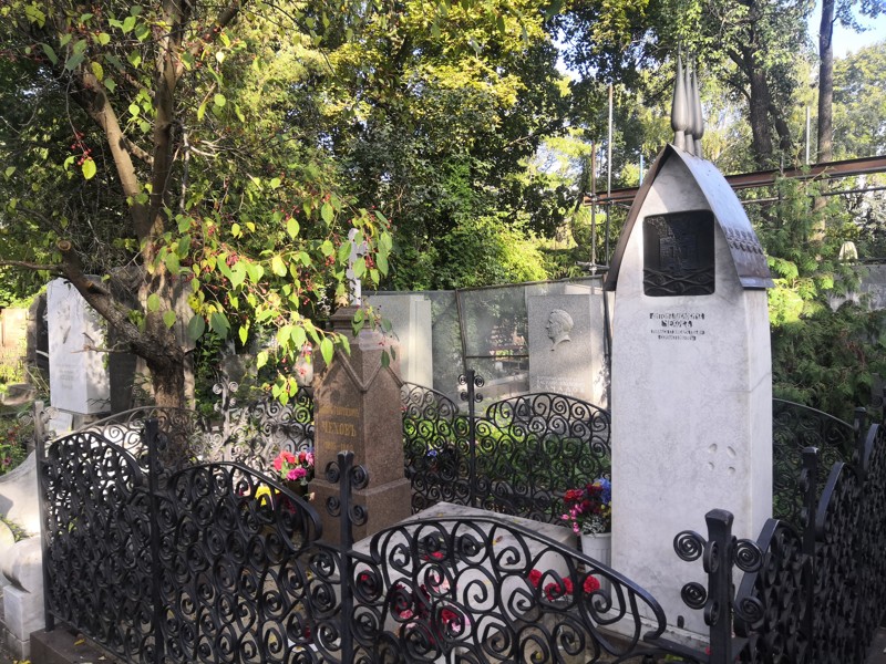 Новодевичье кладбище и его главные символы: прогулка в мини-группе