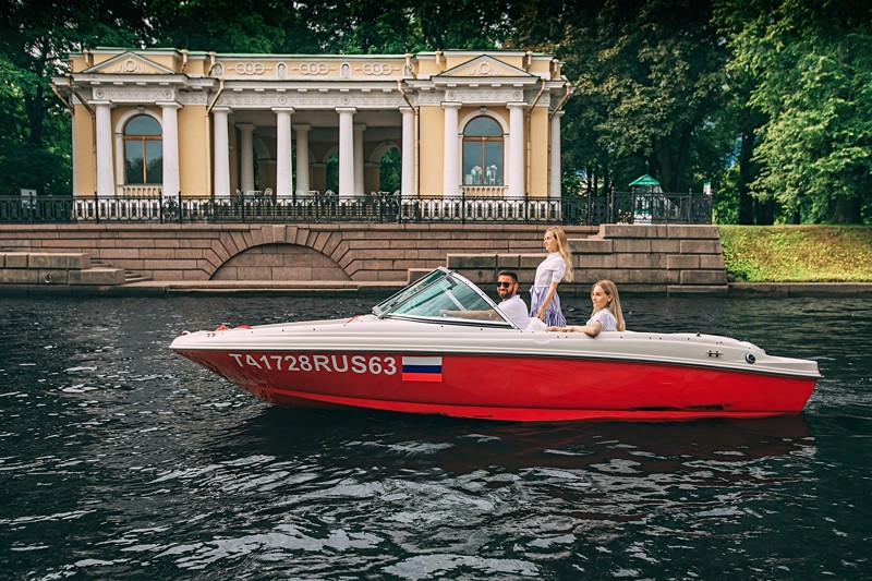 Обзорная прогулка на катере по рекам и каналам Санкт-Петербурга