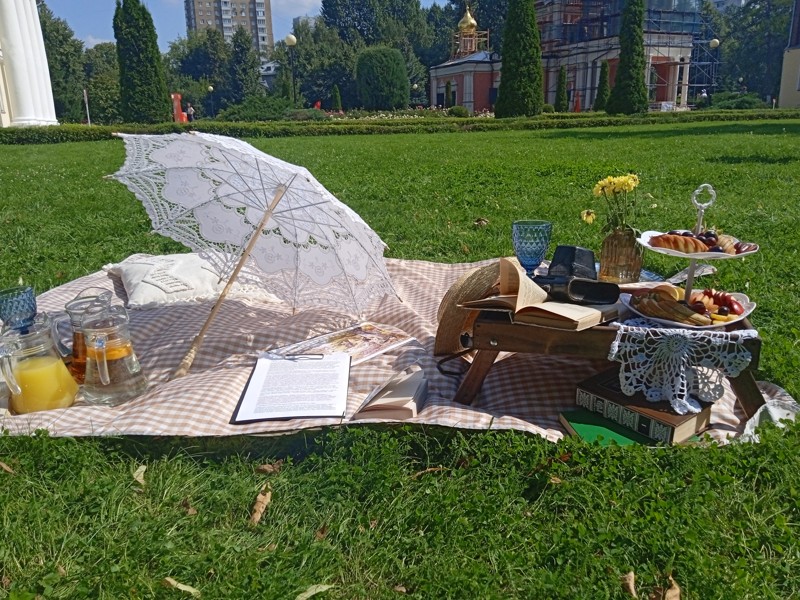 Променад по Москве и завтрак на траве