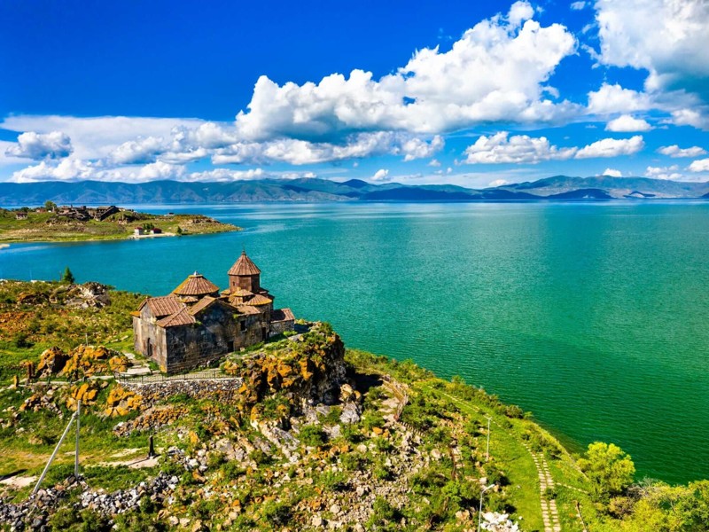 4 стихии Армении за 5 дней: монастыри и горы, Севан и вино